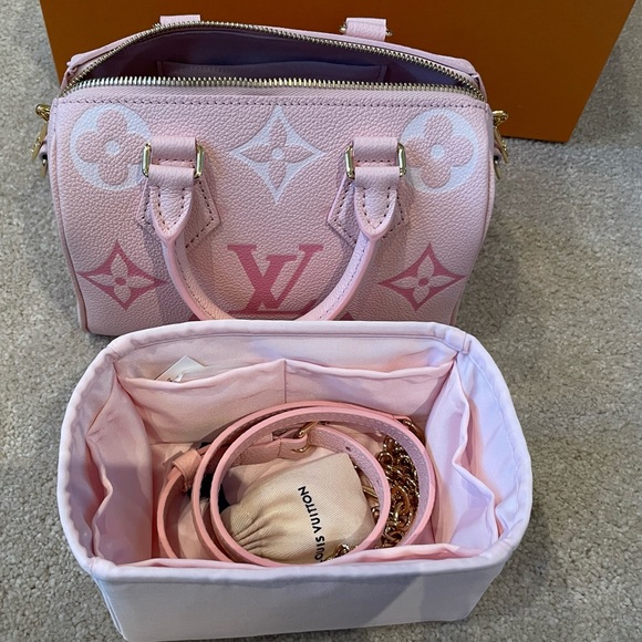 Louis Vuitton by the pool speedy 20 in pink - Picture 17 of 17